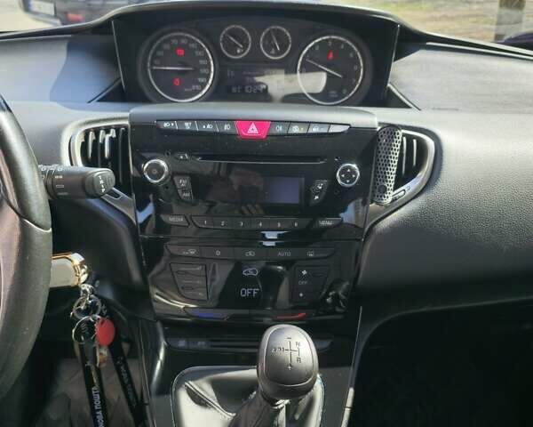 Красный Лянча Ипсилон, объемом двигателя 0.88 л и пробегом 89 тыс. км за 4444 $, фото 24 на Automoto.ua