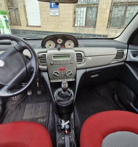 Красный Лянча Ипсилон, объемом двигателя 1.37 л и пробегом 137 тыс. км за 3400 $, фото 5 на Automoto.ua