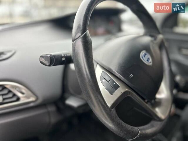 Серый Лянча Ипсилон, объемом двигателя 1.2 л и пробегом 55 тыс. км за 6500 $, фото 14 на Automoto.ua