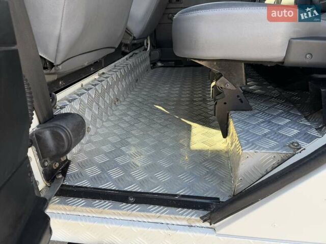 Белый Ленд Ровер Дефендер, объемом двигателя 2.4 л и пробегом 90 тыс. км за 23999 $, фото 46 на Automoto.ua