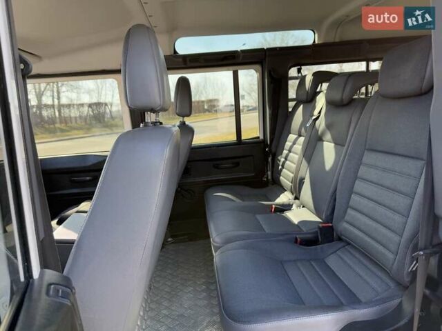 Белый Ленд Ровер Дефендер, объемом двигателя 2.4 л и пробегом 90 тыс. км за 23999 $, фото 37 на Automoto.ua