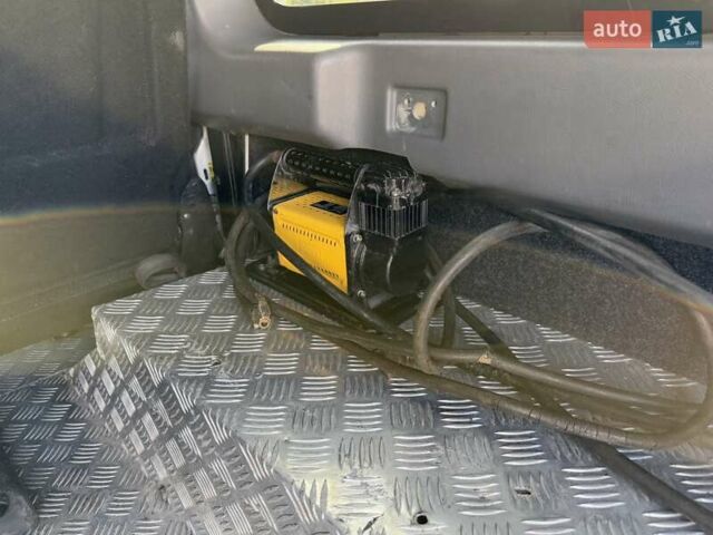 Белый Ленд Ровер Дефендер, объемом двигателя 2.4 л и пробегом 90 тыс. км за 23999 $, фото 57 на Automoto.ua