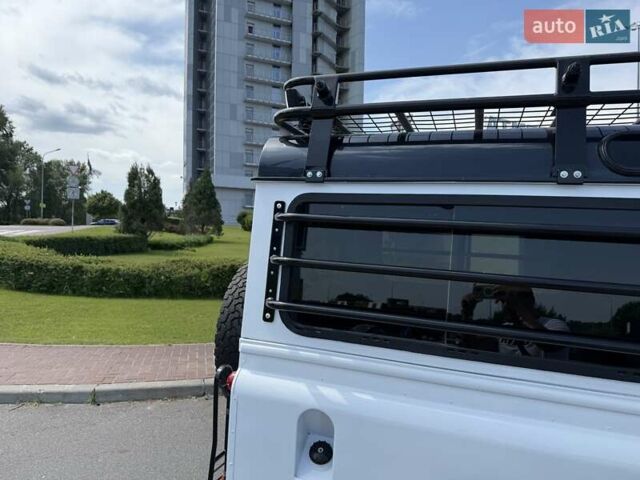 Белый Ленд Ровер Дефендер, объемом двигателя 2.4 л и пробегом 90 тыс. км за 23999 $, фото 8 на Automoto.ua