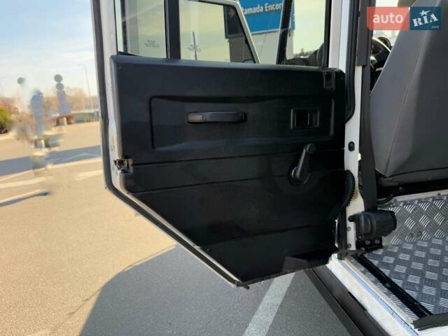 Белый Ленд Ровер Дефендер, объемом двигателя 2.4 л и пробегом 90 тыс. км за 23999 $, фото 45 на Automoto.ua