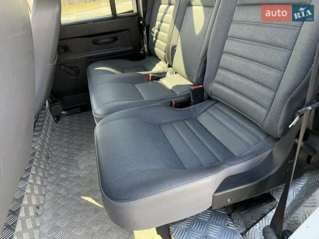 Білий Ленд Ровер Дефендер, об'ємом двигуна 2.4 л та пробігом 90 тис. км за 22333 $, фото 40 на Automoto.ua