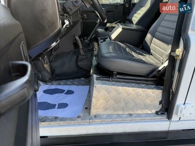 Білий Ленд Ровер Дефендер, об'ємом двигуна 2.4 л та пробігом 90 тис. км за 22333 $, фото 47 на Automoto.ua