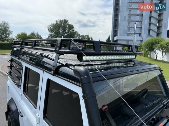 Білий Ленд Ровер Дефендер, об'ємом двигуна 2.4 л та пробігом 90 тис. км за 22333 $, фото 5 на Automoto.ua