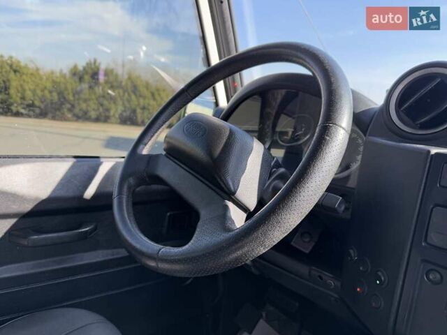 Белый Ленд Ровер Дефендер, объемом двигателя 2.4 л и пробегом 90 тыс. км за 23999 $, фото 56 на Automoto.ua