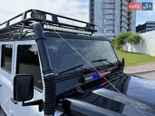 Білий Ленд Ровер Дефендер, об'ємом двигуна 2.4 л та пробігом 90 тис. км за 22333 $, фото 6 на Automoto.ua