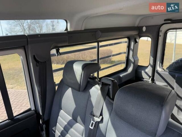 Белый Ленд Ровер Дефендер, объемом двигателя 2.4 л и пробегом 90 тыс. км за 23999 $, фото 42 на Automoto.ua