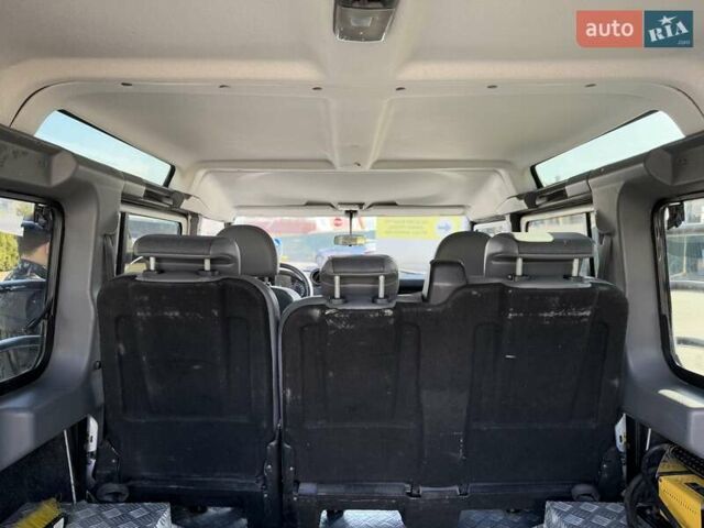 Белый Ленд Ровер Дефендер, объемом двигателя 2.4 л и пробегом 90 тыс. км за 23999 $, фото 60 на Automoto.ua