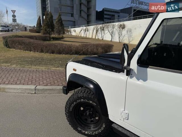 Белый Ленд Ровер Дефендер, объемом двигателя 2.4 л и пробегом 90 тыс. км за 26333 $, фото 20 на Automoto.ua
