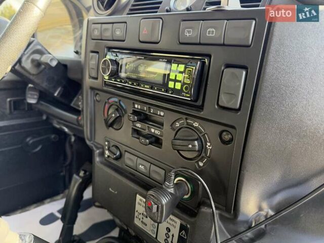 Белый Ленд Ровер Дефендер, объемом двигателя 2.4 л и пробегом 90 тыс. км за 23999 $, фото 52 на Automoto.ua