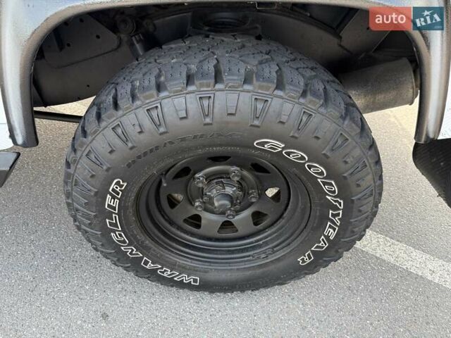 Білий Ленд Ровер Дефендер, об'ємом двигуна 2.4 л та пробігом 90 тис. км за 22333 $, фото 24 на Automoto.ua