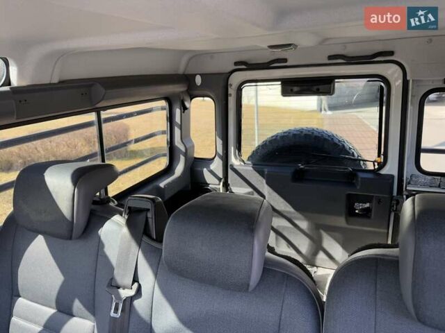 Белый Ленд Ровер Дефендер, объемом двигателя 2.4 л и пробегом 90 тыс. км за 23999 $, фото 43 на Automoto.ua