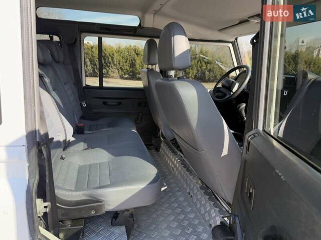 Белый Ленд Ровер Дефендер, объемом двигателя 2.4 л и пробегом 90 тыс. км за 23999 $, фото 50 на Automoto.ua