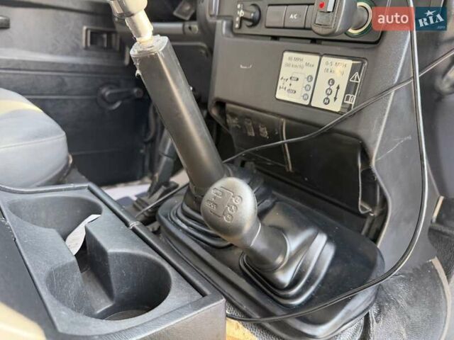 Білий Ленд Ровер Дефендер, об'ємом двигуна 2.4 л та пробігом 90 тис. км за 22333 $, фото 53 на Automoto.ua