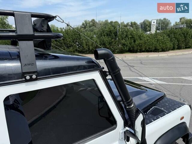 Белый Ленд Ровер Дефендер, объемом двигателя 2.4 л и пробегом 90 тыс. км за 23999 $, фото 32 на Automoto.ua