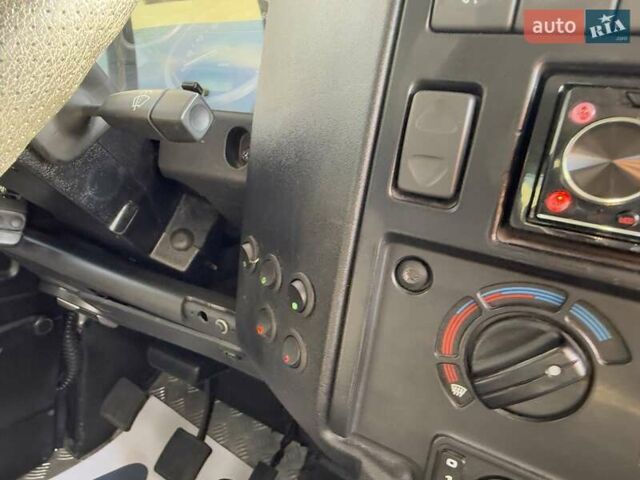 Белый Ленд Ровер Дефендер, объемом двигателя 2.4 л и пробегом 90 тыс. км за 23999 $, фото 55 на Automoto.ua