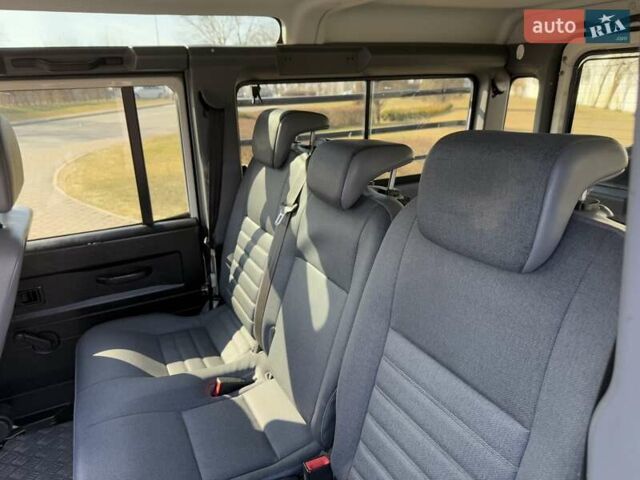 Белый Ленд Ровер Дефендер, объемом двигателя 2.4 л и пробегом 90 тыс. км за 23999 $, фото 39 на Automoto.ua