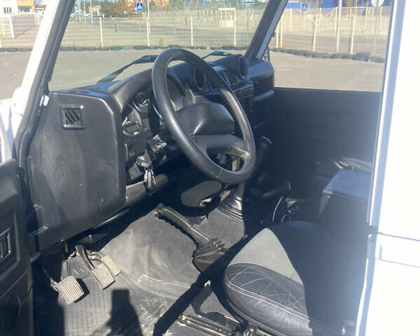 Белый Ленд Ровер Дефендер, объемом двигателя 2.4 л и пробегом 65 тыс. км за 34500 $, фото 15 на Automoto.ua