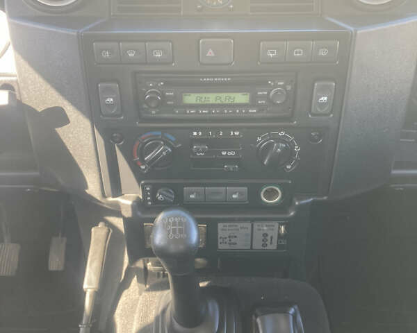 Белый Ленд Ровер Дефендер, объемом двигателя 2.4 л и пробегом 65 тыс. км за 34500 $, фото 12 на Automoto.ua