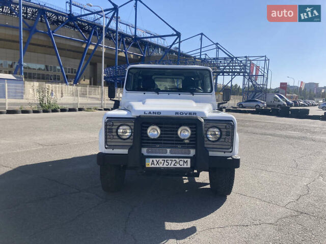 Белый Ленд Ровер Дефендер, объемом двигателя 2.4 л и пробегом 65 тыс. км за 34500 $, фото 5 на Automoto.ua