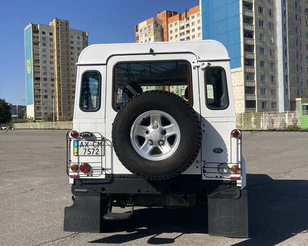 Белый Ленд Ровер Дефендер, объемом двигателя 2.4 л и пробегом 65 тыс. км за 34500 $, фото 7 на Automoto.ua