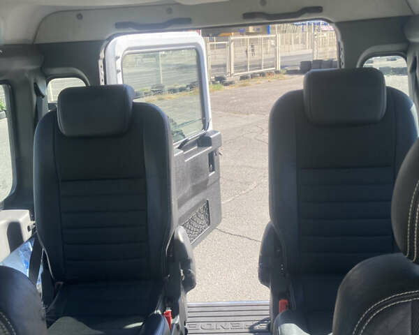 Белый Ленд Ровер Дефендер, объемом двигателя 2.4 л и пробегом 65 тыс. км за 34500 $, фото 20 на Automoto.ua