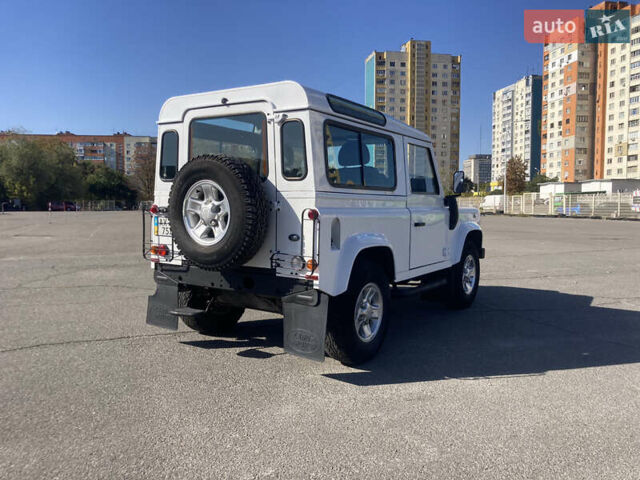 Белый Ленд Ровер Дефендер, объемом двигателя 2.4 л и пробегом 65 тыс. км за 34500 $, фото 6 на Automoto.ua