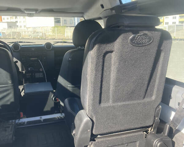 Белый Ленд Ровер Дефендер, объемом двигателя 2.4 л и пробегом 65 тыс. км за 34500 $, фото 17 на Automoto.ua