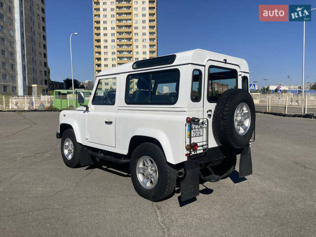 Белый Ленд Ровер Дефендер, объемом двигателя 2.4 л и пробегом 65 тыс. км за 34500 $, фото 4 на Automoto.ua