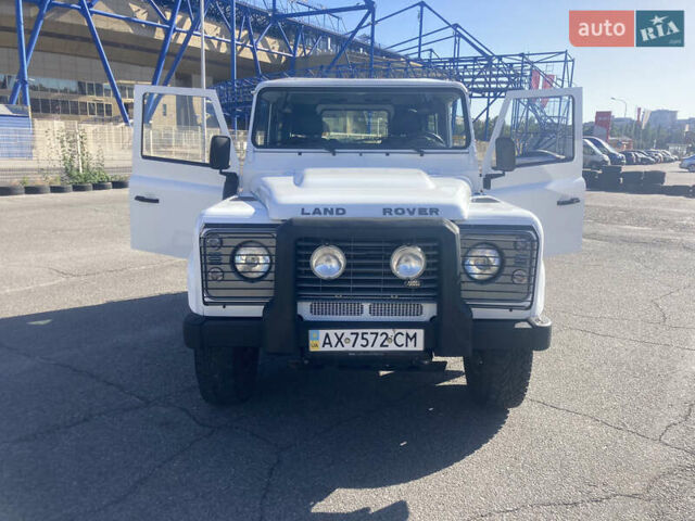 Белый Ленд Ровер Дефендер, объемом двигателя 2.4 л и пробегом 65 тыс. км за 34500 $, фото 9 на Automoto.ua