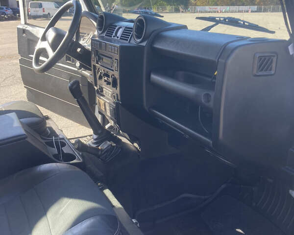 Белый Ленд Ровер Дефендер, объемом двигателя 2.4 л и пробегом 65 тыс. км за 34500 $, фото 16 на Automoto.ua