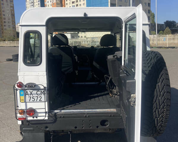 Белый Ленд Ровер Дефендер, объемом двигателя 2.4 л и пробегом 65 тыс. км за 34500 $, фото 8 на Automoto.ua