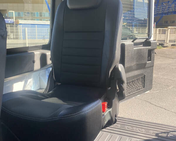 Белый Ленд Ровер Дефендер, объемом двигателя 2.4 л и пробегом 65 тыс. км за 34500 $, фото 18 на Automoto.ua