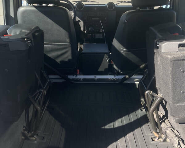 Белый Ленд Ровер Дефендер, объемом двигателя 2.4 л и пробегом 65 тыс. км за 34500 $, фото 14 на Automoto.ua