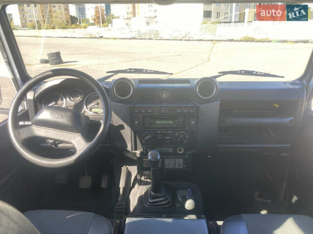 Белый Ленд Ровер Дефендер, объемом двигателя 2.4 л и пробегом 65 тыс. км за 34500 $, фото 11 на Automoto.ua