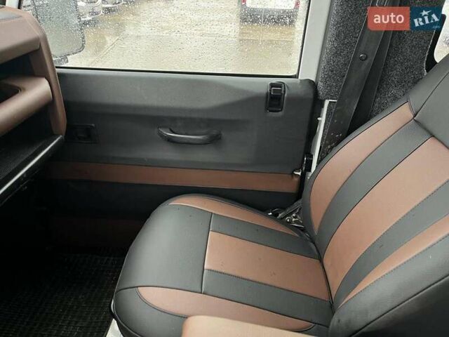 Білий Ленд Ровер Дефендер, об'ємом двигуна 2.2 л та пробігом 225 тис. км за 50290 $, фото 22 на Automoto.ua