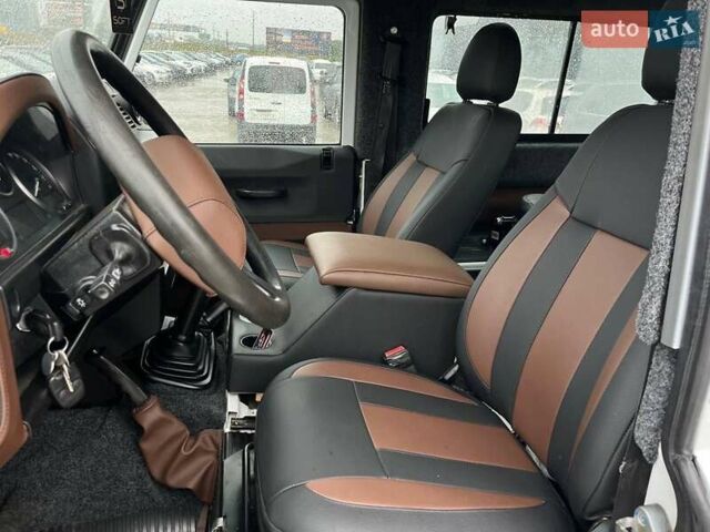 Білий Ленд Ровер Дефендер, об'ємом двигуна 2.2 л та пробігом 225 тис. км за 50290 $, фото 14 на Automoto.ua