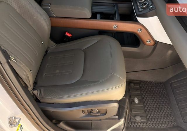 Белый Ленд Ровер Дефендер, объемом двигателя 3 л и пробегом 112 тыс. км за 66000 $, фото 11 на Automoto.ua