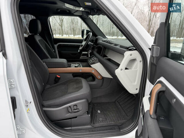 Белый Ленд Ровер Дефендер, объемом двигателя 3 л и пробегом 143 тыс. км за 64200 $, фото 25 на Automoto.ua