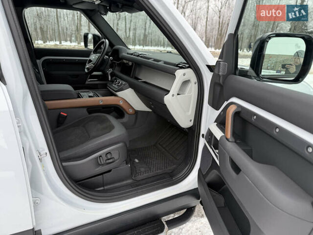 Белый Ленд Ровер Дефендер, объемом двигателя 3 л и пробегом 143 тыс. км за 64200 $, фото 24 на Automoto.ua