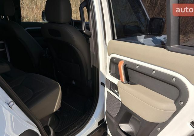 Белый Ленд Ровер Дефендер, объемом двигателя 3 л и пробегом 112 тыс. км за 66000 $, фото 8 на Automoto.ua