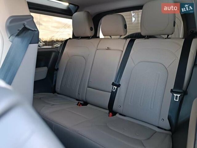 Белый Ленд Ровер Дефендер, объемом двигателя 2 л и пробегом 96 тыс. км за 58650 $, фото 33 на Automoto.ua