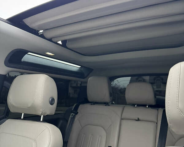 Белый Ленд Ровер Дефендер, объемом двигателя 2 л и пробегом 93 тыс. км за 58000 $, фото 3 на Automoto.ua