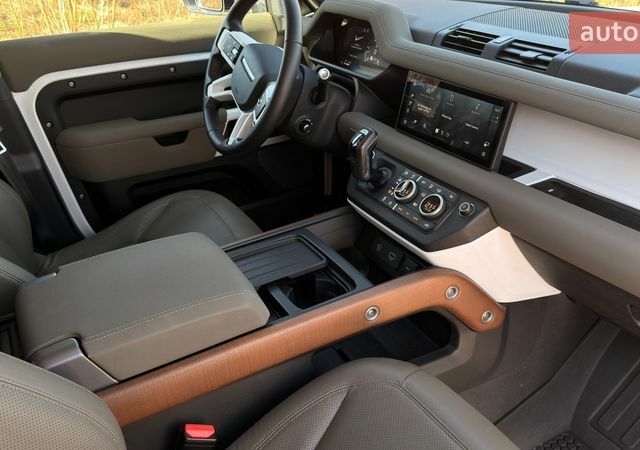 Белый Ленд Ровер Дефендер, объемом двигателя 3 л и пробегом 112 тыс. км за 66000 $, фото 12 на Automoto.ua