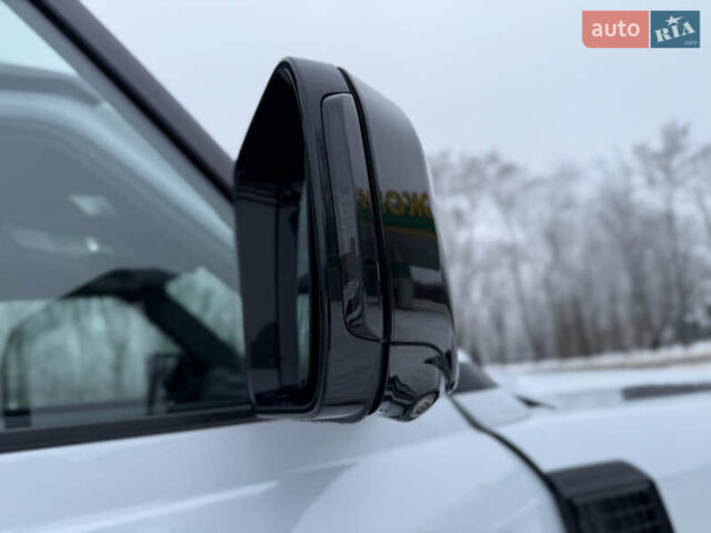 Белый Ленд Ровер Дефендер, объемом двигателя 3 л и пробегом 143 тыс. км за 64200 $, фото 22 на Automoto.ua