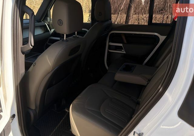 Белый Ленд Ровер Дефендер, объемом двигателя 3 л и пробегом 112 тыс. км за 66000 $, фото 6 на Automoto.ua