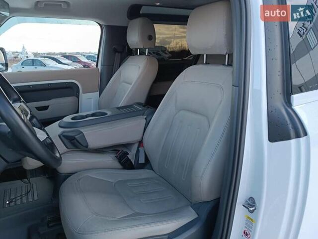 Белый Ленд Ровер Дефендер, объемом двигателя 2 л и пробегом 96 тыс. км за 58650 $, фото 19 на Automoto.ua